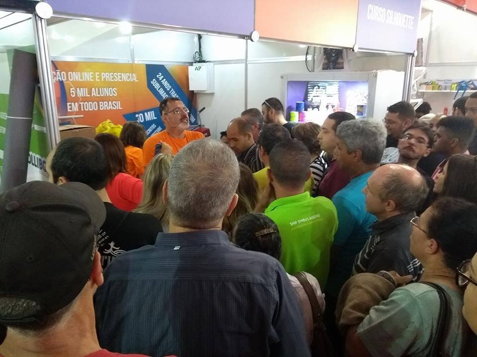 Alex Falcão ensinando profissionais em um evento de sublimação