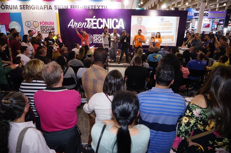 Alex Falcão no palco da Arena Técnica diante de profissionais do setor