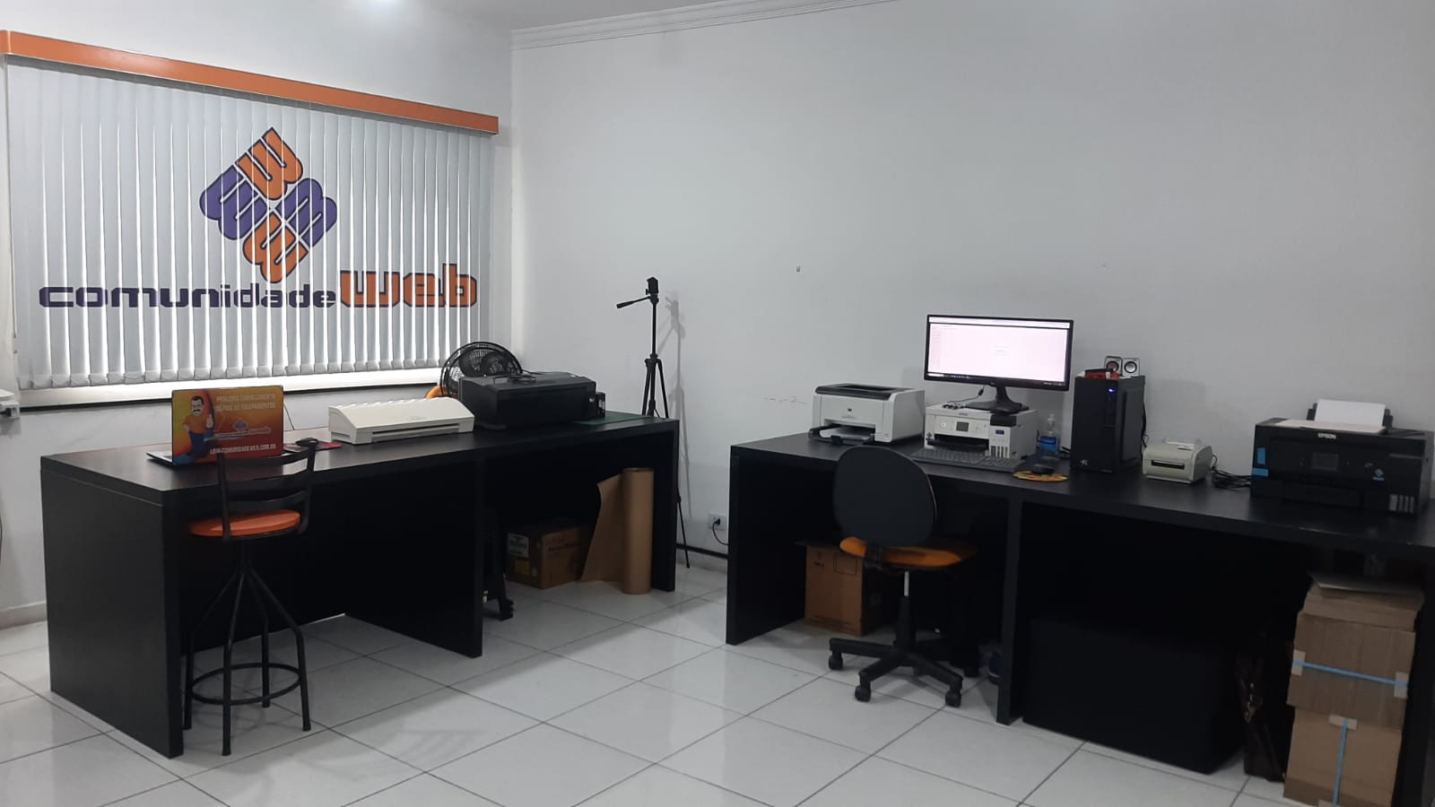 Espaço com computadores e impressoras usado no treinamento de CorelDRAW e sublimação